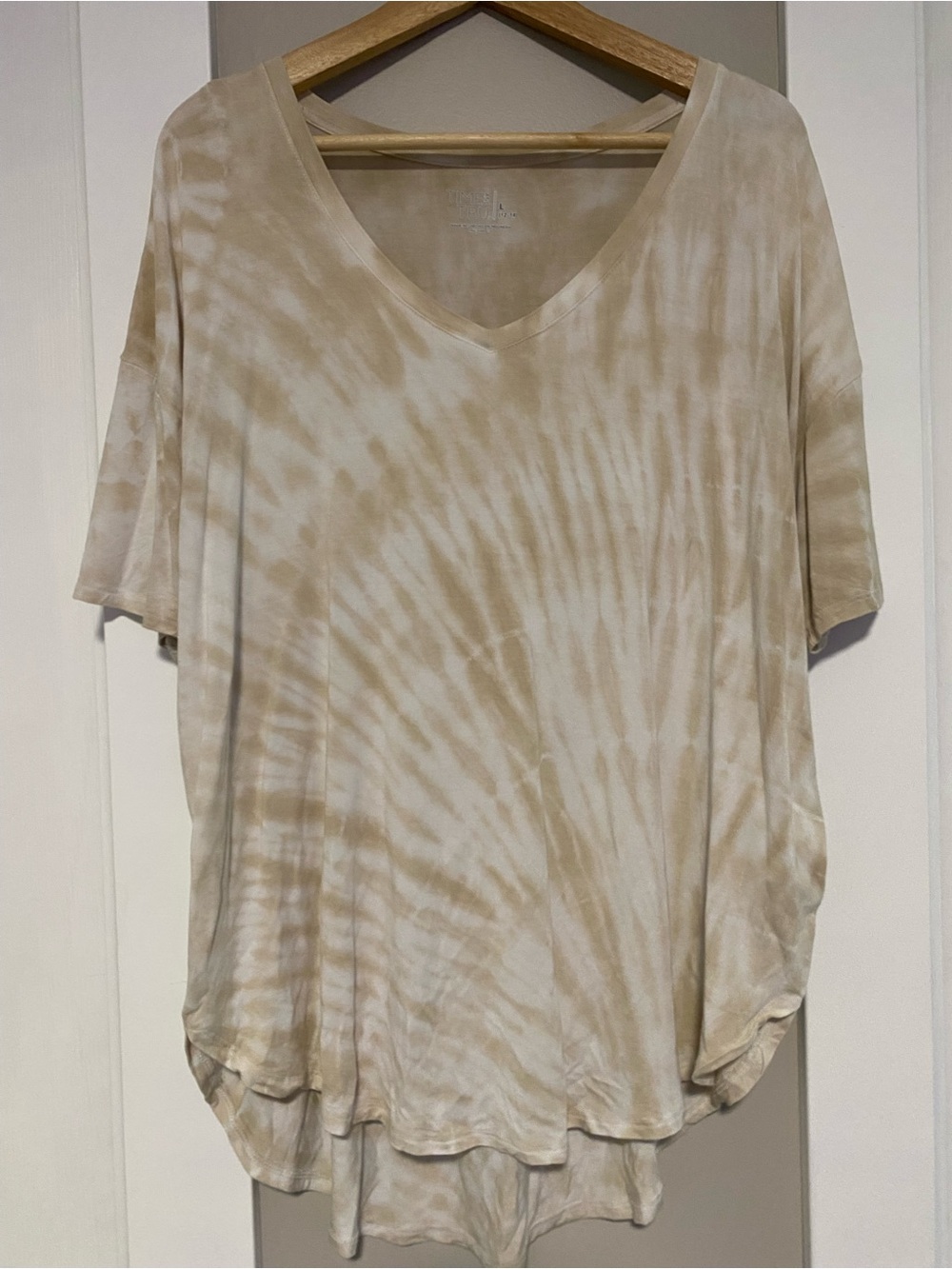 Time and Tru Beige Tie-Dye V-Neck Short Sleeve Top